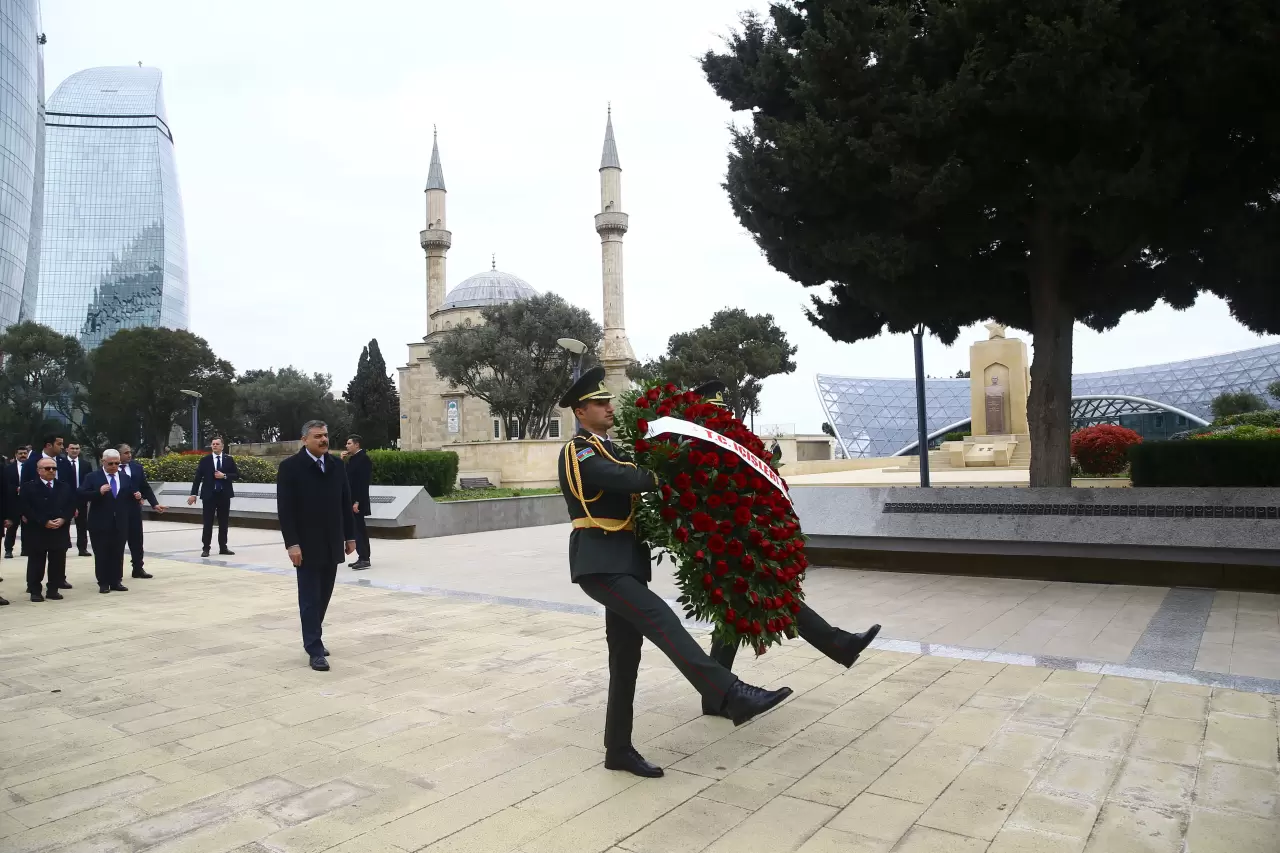 Bakan Çiftçi Bakü’de anıt mezarları ziyaret etti 2