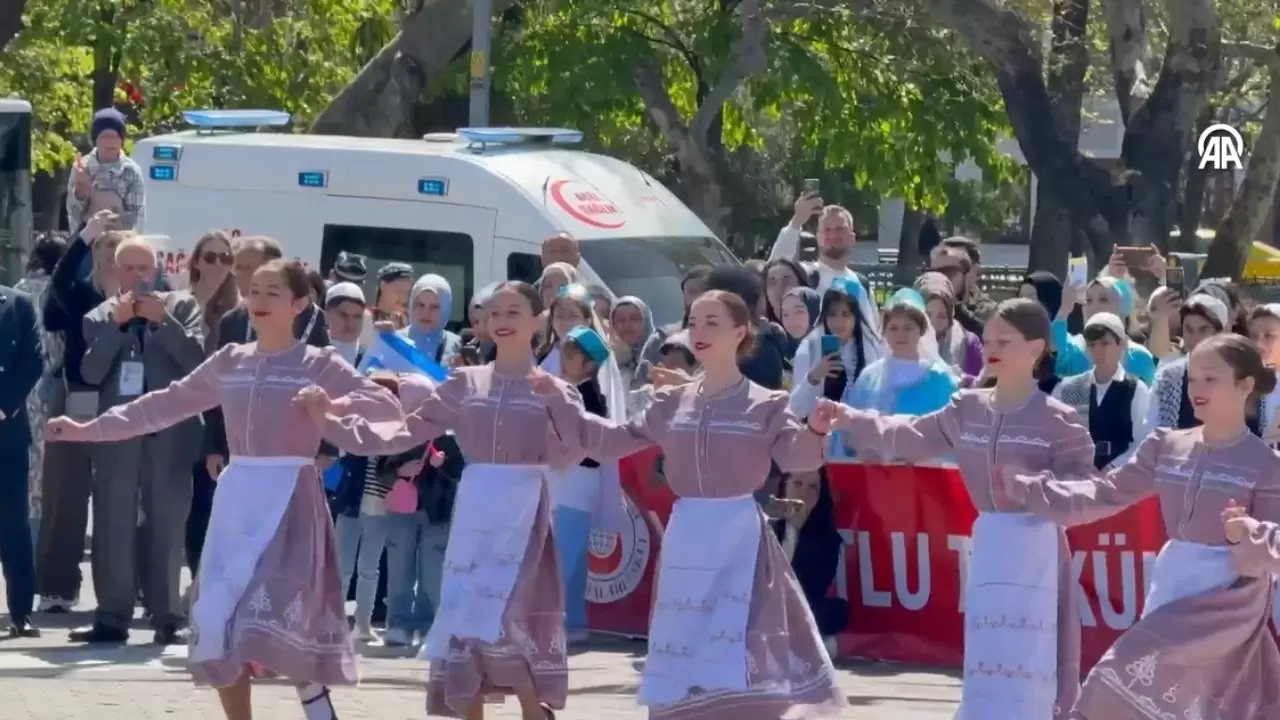 İstanbul’da Türk Dünyası rüzgarı! 14 farklı bölgeden 250 çocuk Kadıköy’ü renklendirdi 3