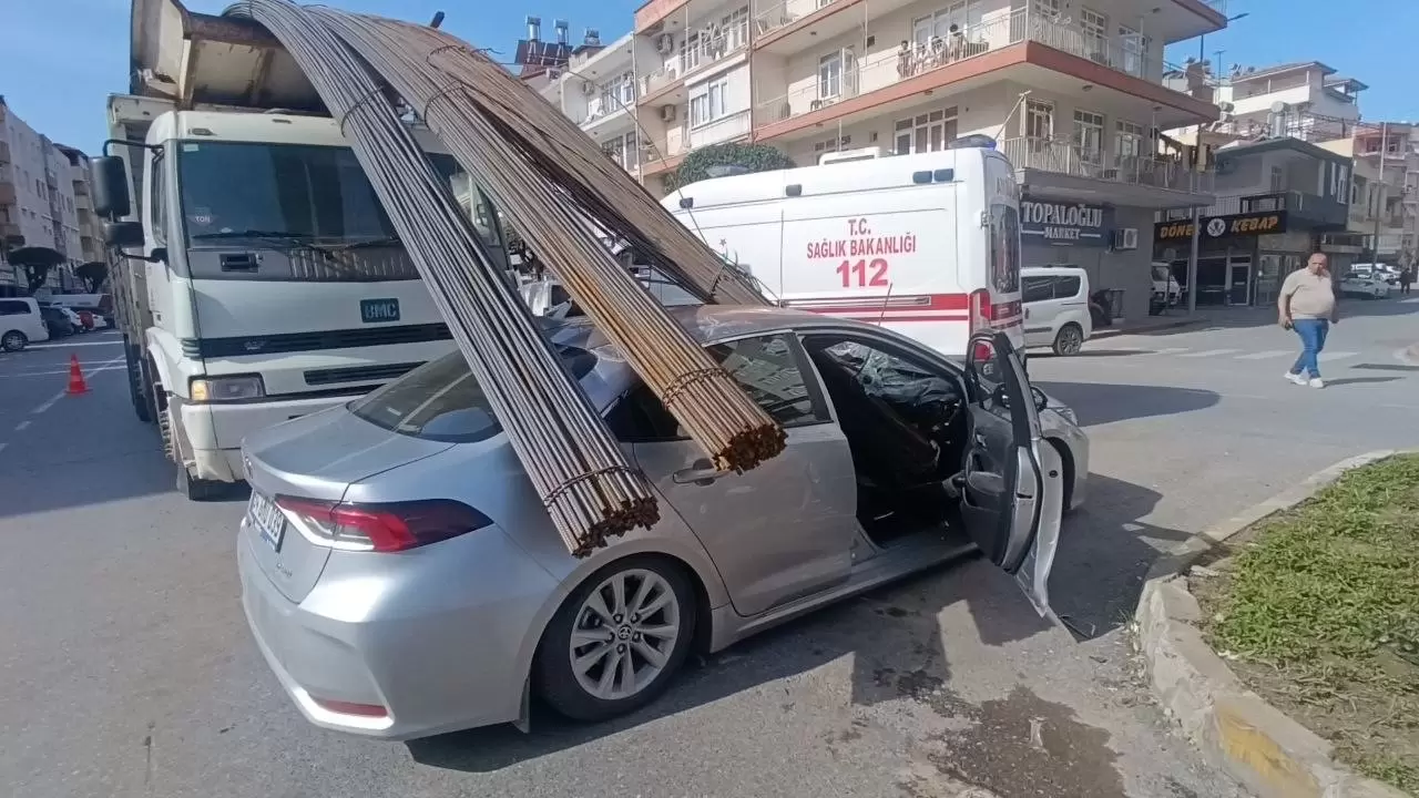 Manavgat’ta inanılmaz kaza: İnşaat demirleri otomobilin camından içeri girdi! 7