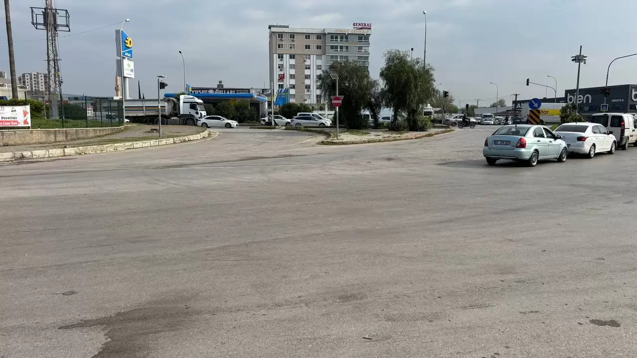 Dehşet anı kamerada! Adana'da otomobil çarpan elektrikli bisiklet ikiye bölündü 5