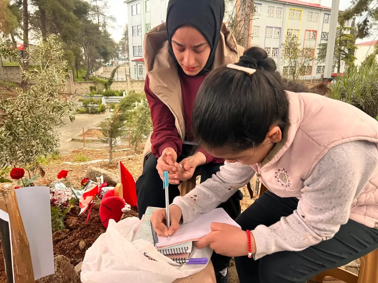 Kahramanmaraş saldırısında ölen öğrencilerin mezarlarına yürek yakan notlar 4