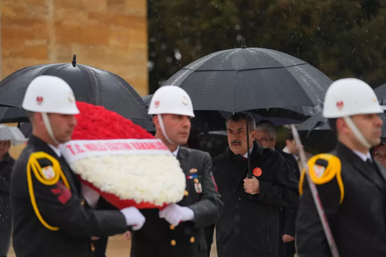 Bakan Tekin ve öğrenciler Ata’nın huzurunda: 'Köklerinden güç alan nesiller yetiştireceğiz' 1