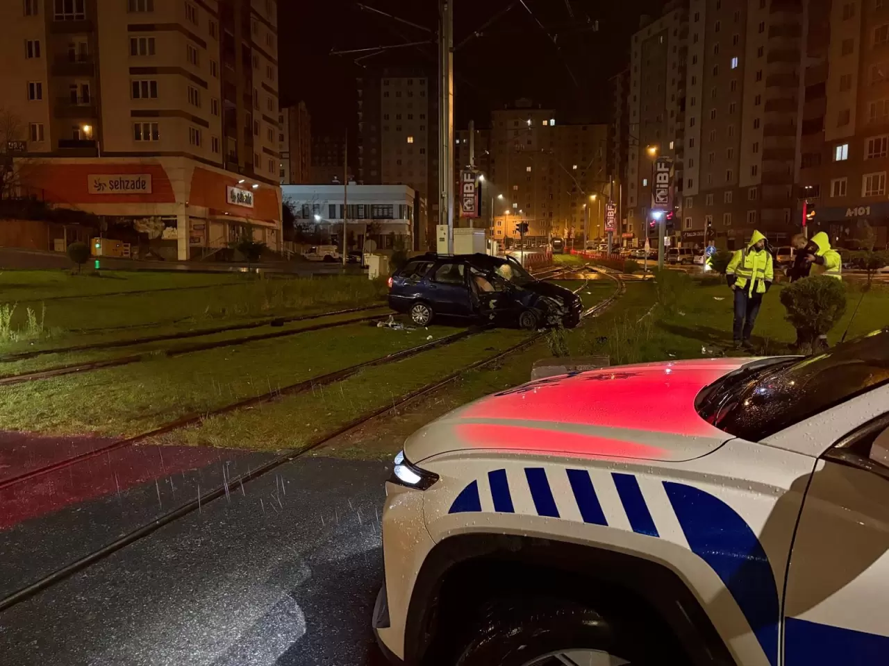 Talas’ta otomobil tramvay hattına uçtu 2