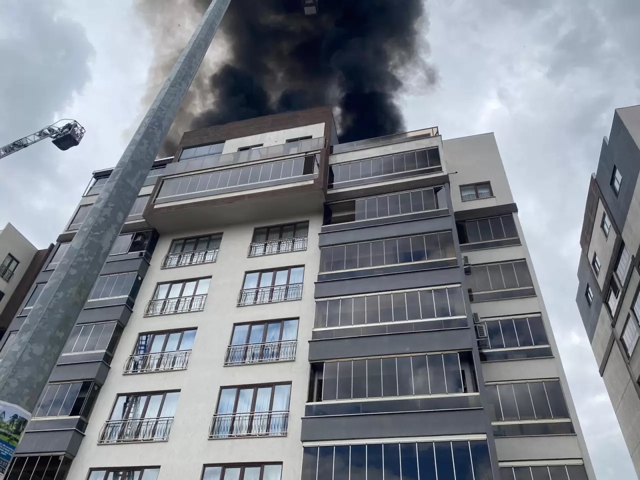 Bursa'da 8 katlı sitede can pazarı! Yangında mahsur kalan vatandaş böyle kurtarıldı 2