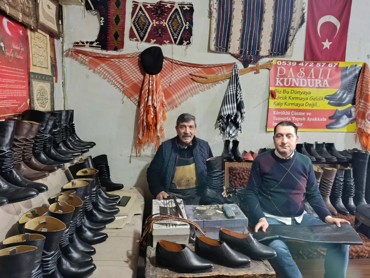 Turgutlu'da 45 yıllık Suat usta 100 yıllık kalıplarla geleneksel efe çizmeleri üretiyor! 4