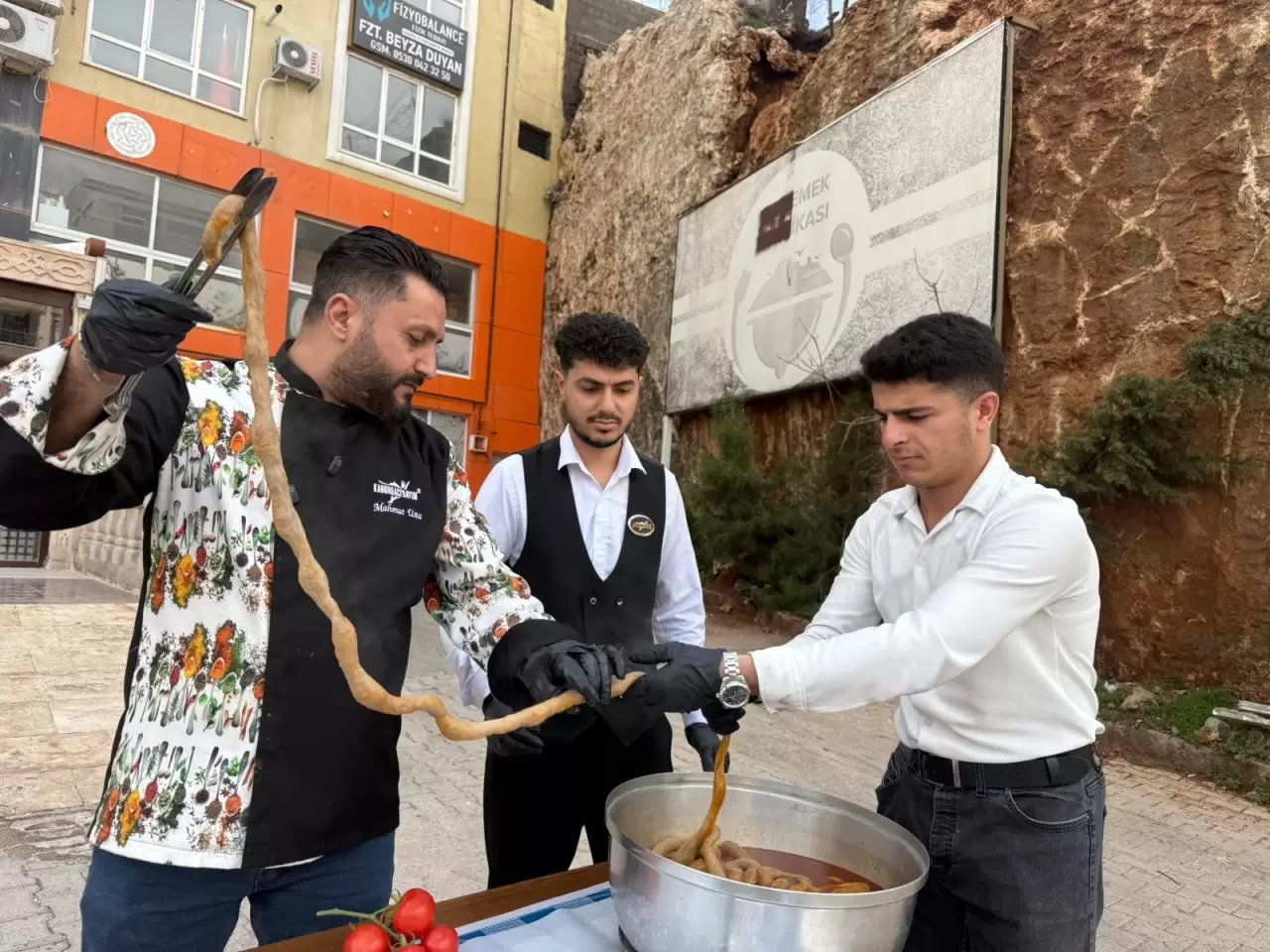 Mardin'de dev mumbar dolması! Yöresel lezzetler tanıtılıyor 5