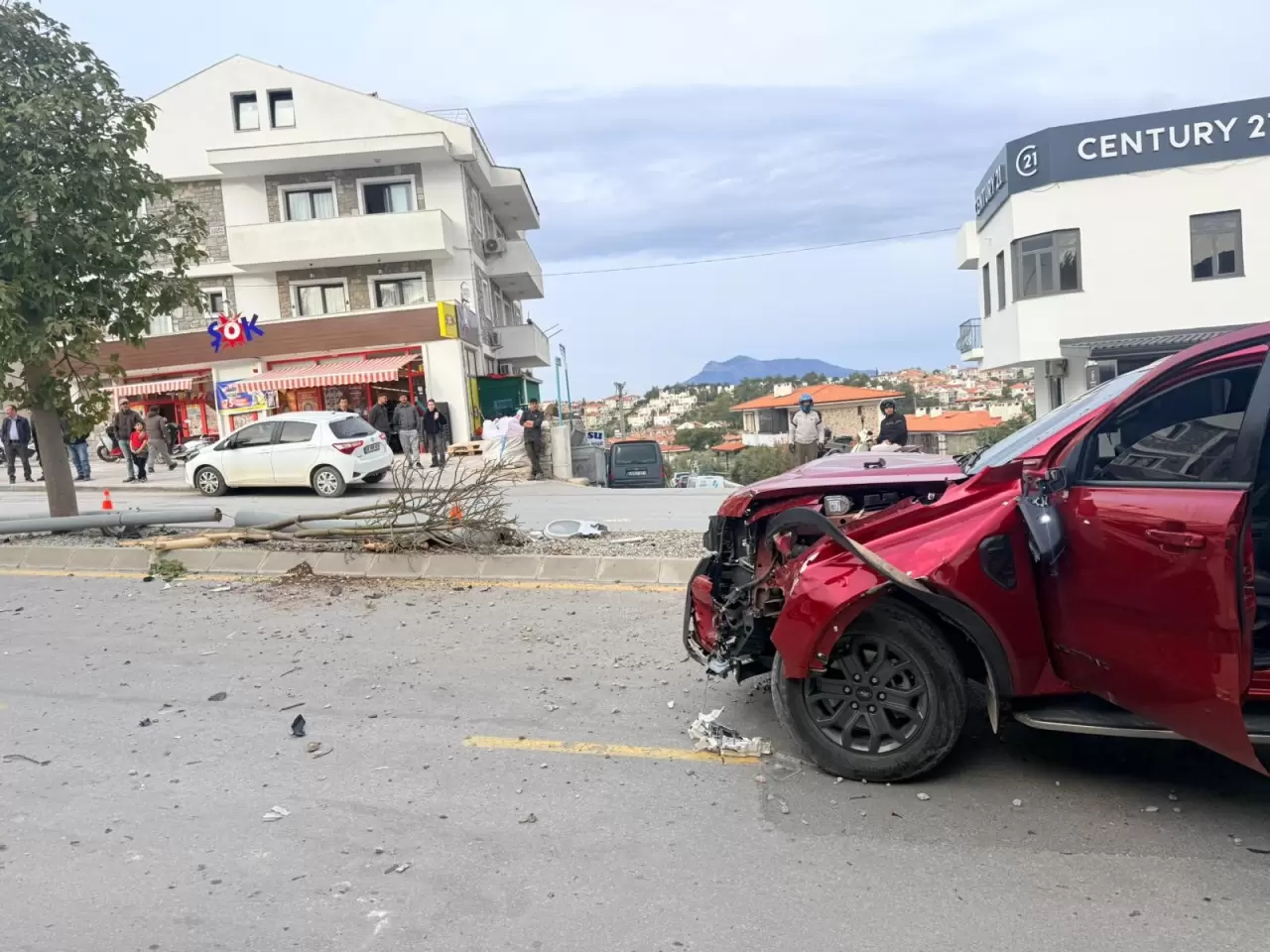 Datça’da trafik kazası: Kontrolden çıkan otomobil ağaçları ve direği kökünden söktü! 5