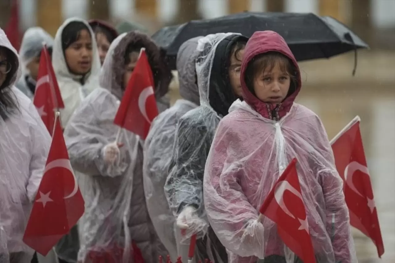 Yağmur çamur dinlemediler! Minik kalpler Ata'nın huzuruna koştu 3