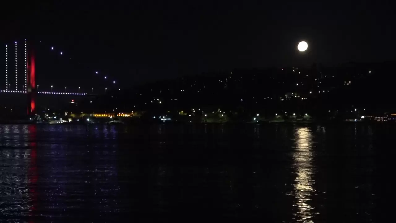 İstanbul'da büyüleyen gece! Dolunay ve yakamoz Boğaz’ı aydınlattı 3