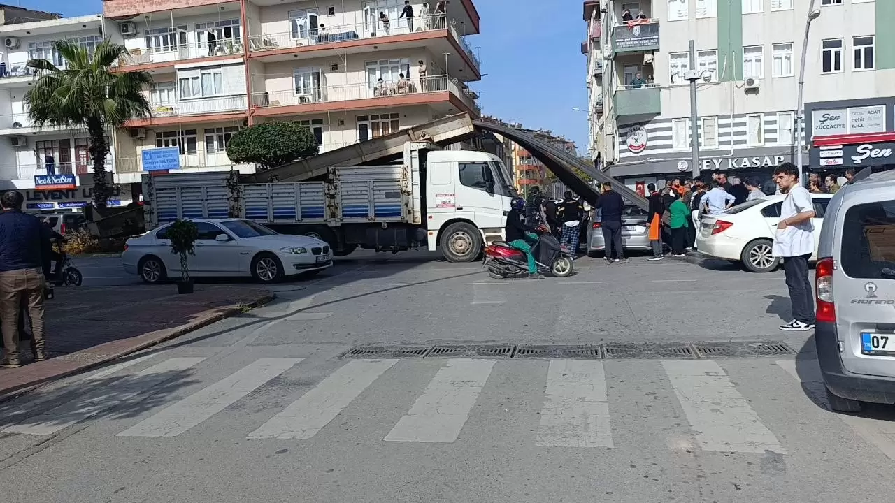 Manavgat’ta inanılmaz kaza: İnşaat demirleri otomobilin camından içeri girdi! 1