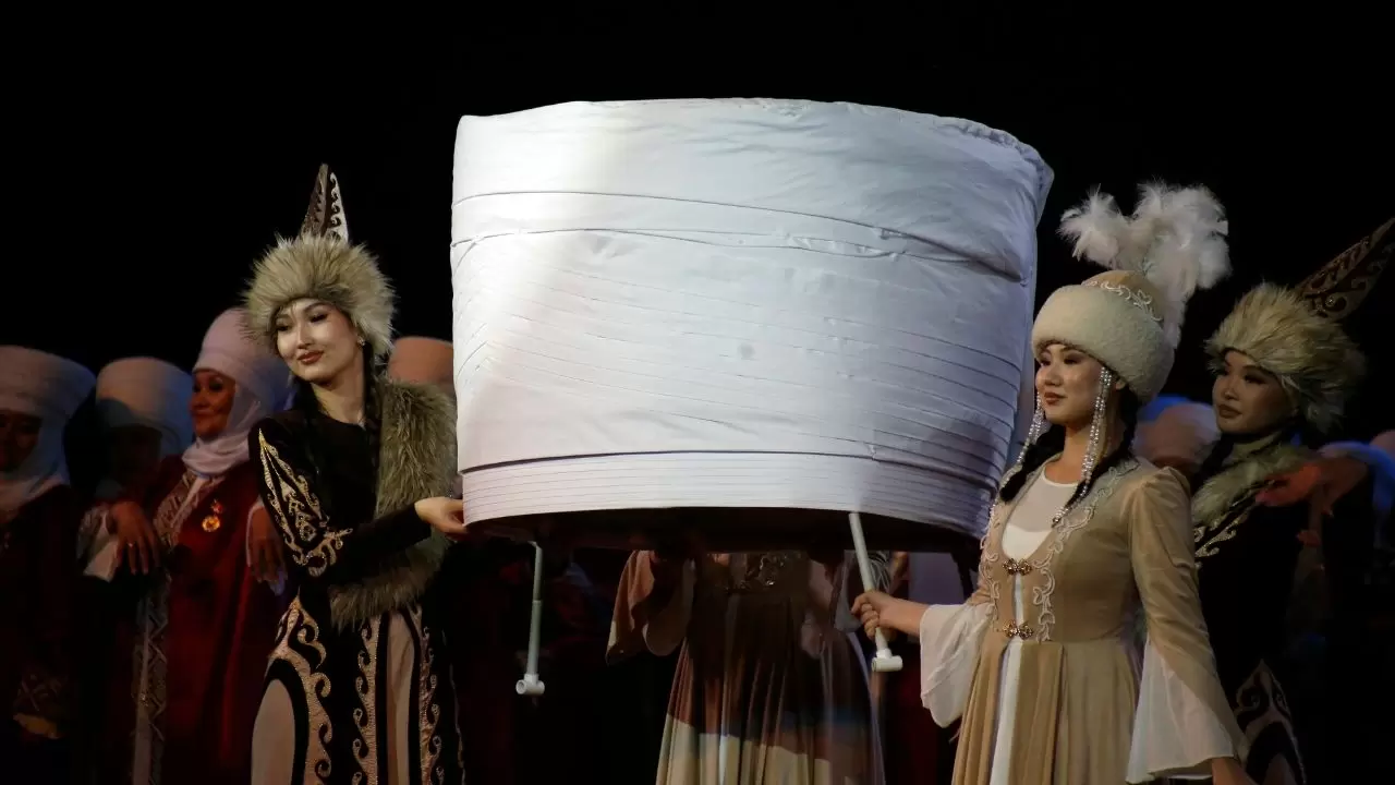 Kırgızistan’da sahneye çıkan 500 nene dünyayı hayran bıraktı! 3