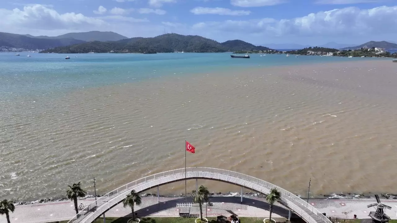 Yağış sonrası deniz kahverengi ve turkuaza büründü 1