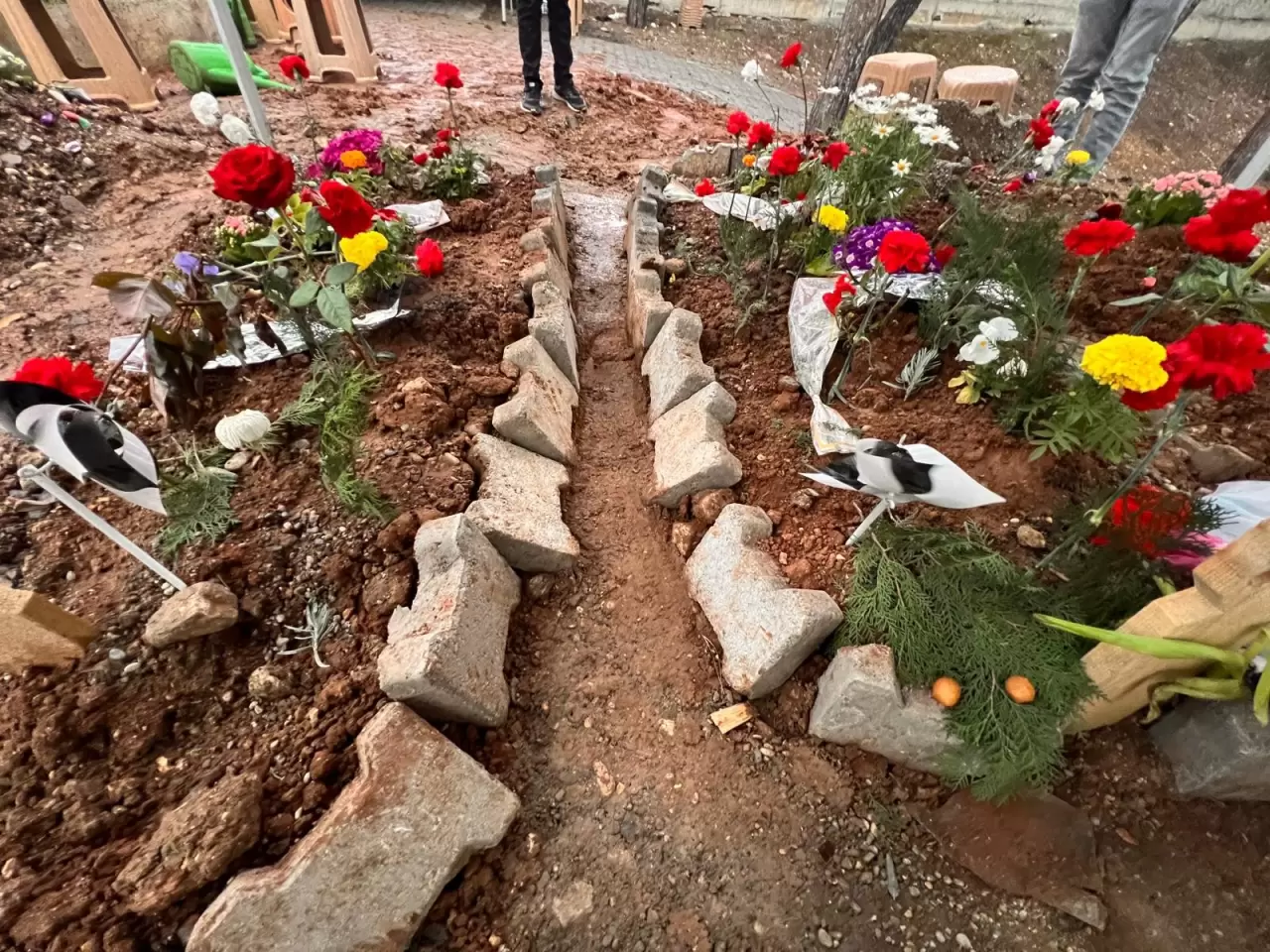 Kahramanmaraş saldırısında ölen öğrencilerin mezarlarına yürek yakan notlar 1