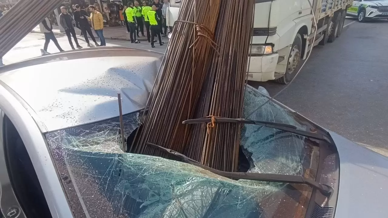 Manavgat’ta inanılmaz kaza: İnşaat demirleri otomobilin camından içeri girdi! 8