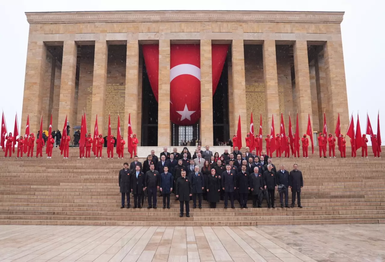 Bakan Tekin ve öğrenciler Ata’nın huzurunda: 'Köklerinden güç alan nesiller yetiştireceğiz' 5