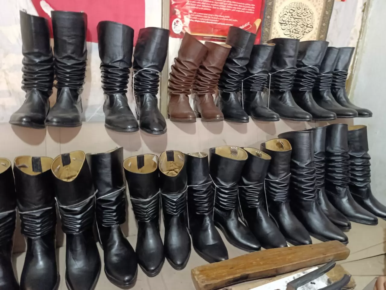 Turgutlu'da 45 yıllık Suat usta 100 yıllık kalıplarla geleneksel efe çizmeleri üretiyor! 2