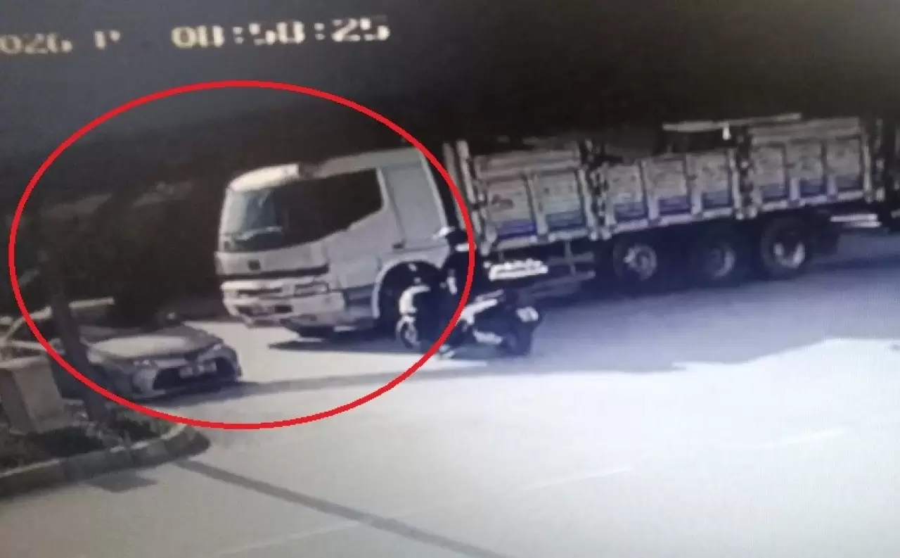 Manavgat’ta inanılmaz kaza: İnşaat demirleri otomobilin camından içeri girdi! 11