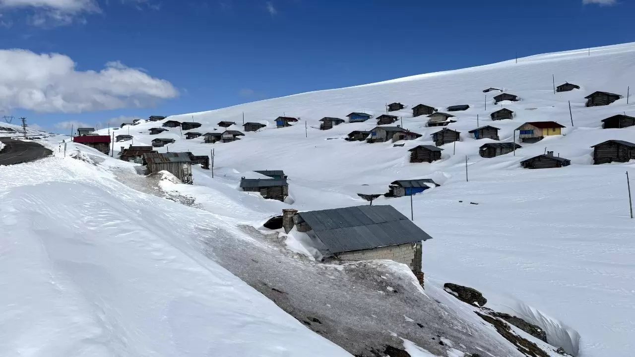 Nisan ayında kış geri döndü! Ardahan ve Kars'ta kar kalınlığı 1 metreyi aştı 4