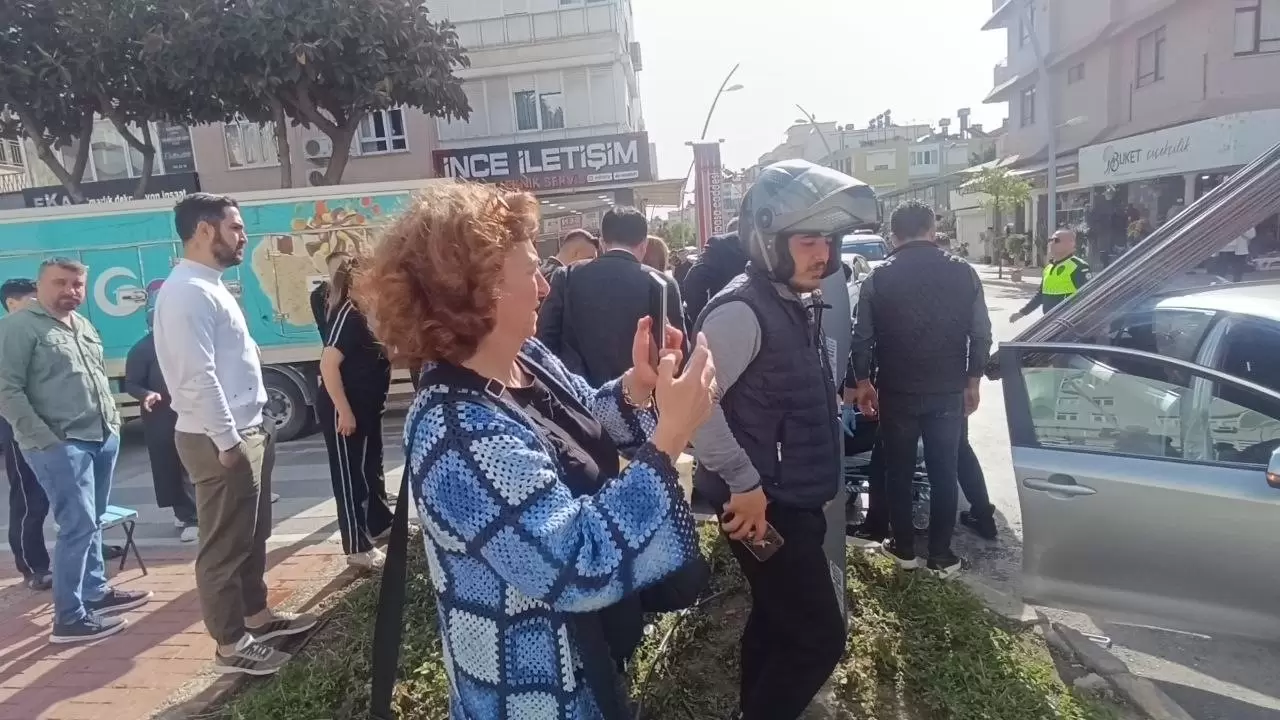 Manavgat’ta inanılmaz kaza: İnşaat demirleri otomobilin camından içeri girdi! 4