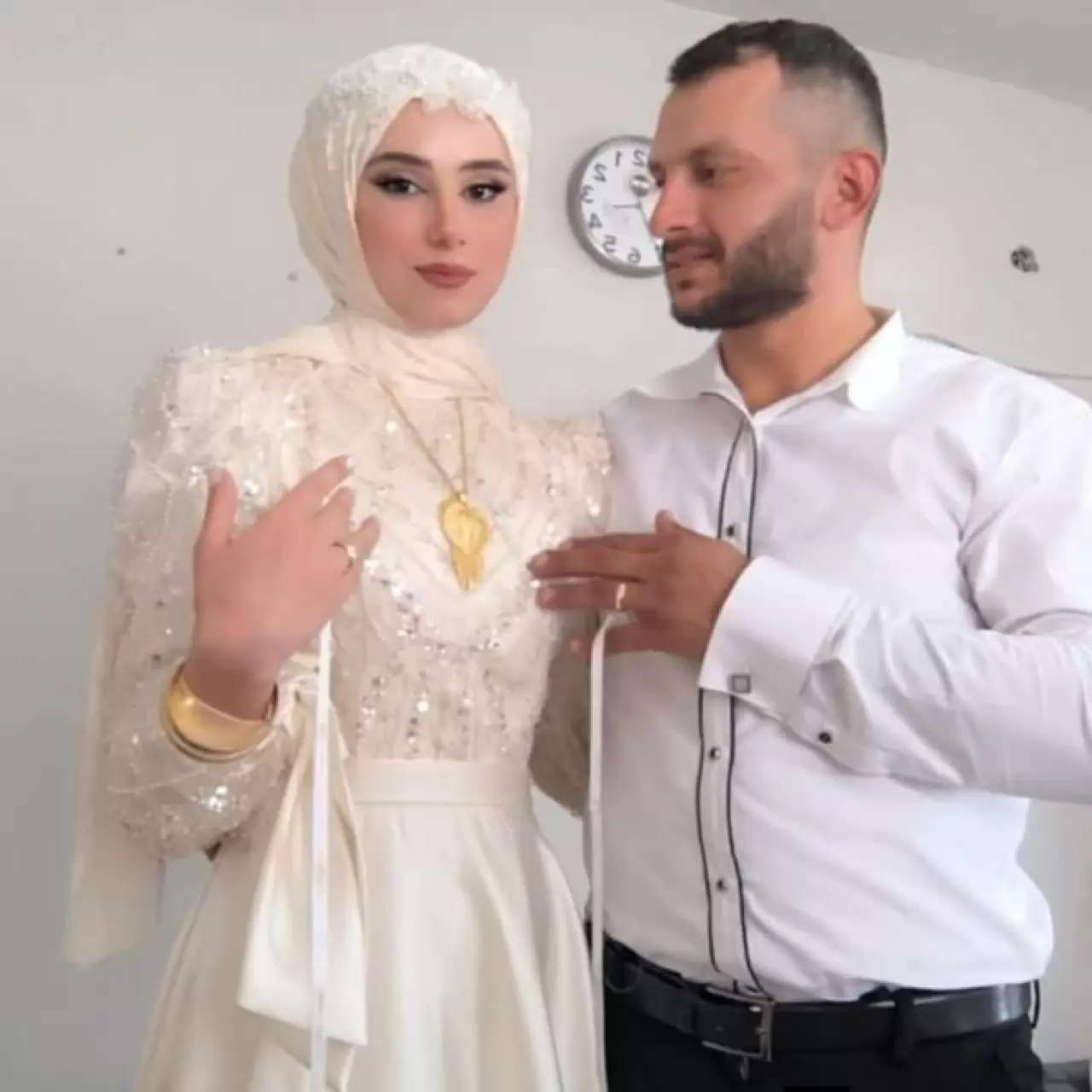 Düğün hazırlığı yaparken ölü bulundular! Mezar başındaki o detay herkesi kahretti 1