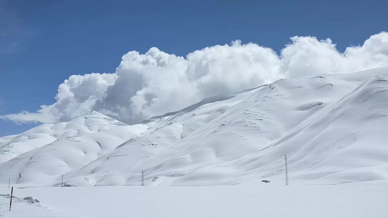 Karabet Geçidi ve yüksek dağlar kartpostallık görüntüler sundu 3