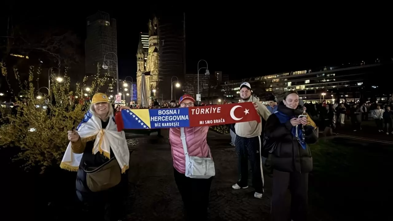 Türk ve Boşnak taraftarlar Kurfürstendamm’da buluştu! 3