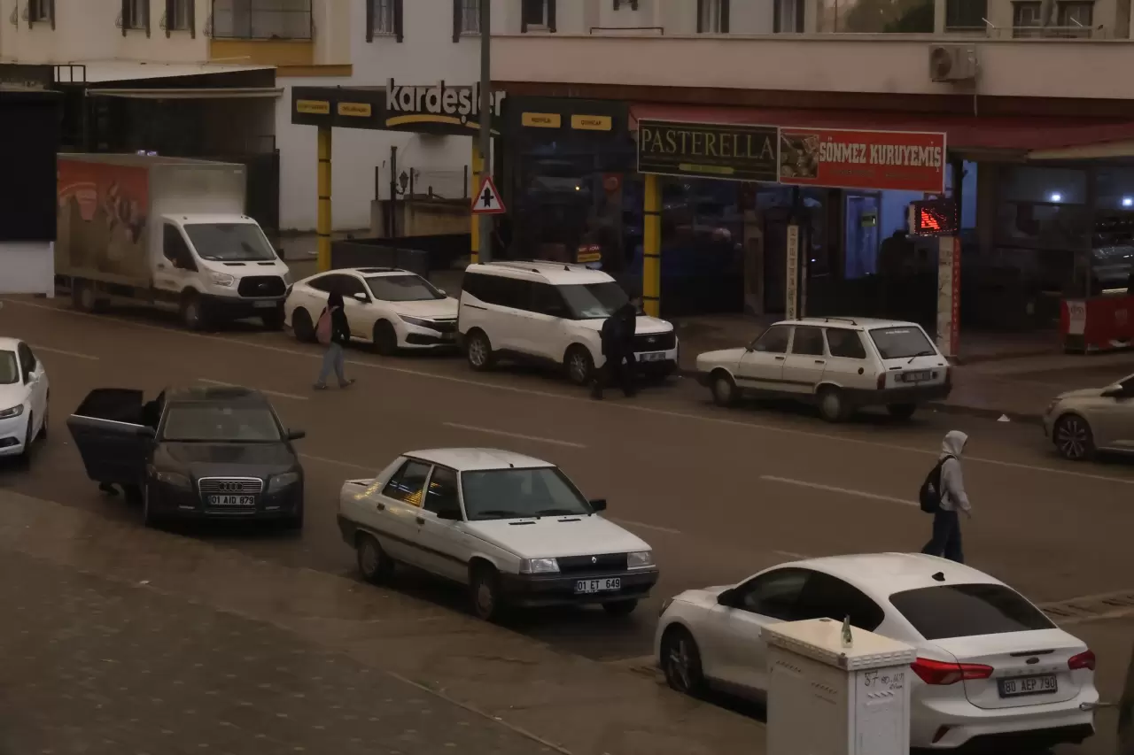 Çöl tozu sağanakla çamura döndü! Öğrenciler ve araçlar zor anlar yaşadı 2