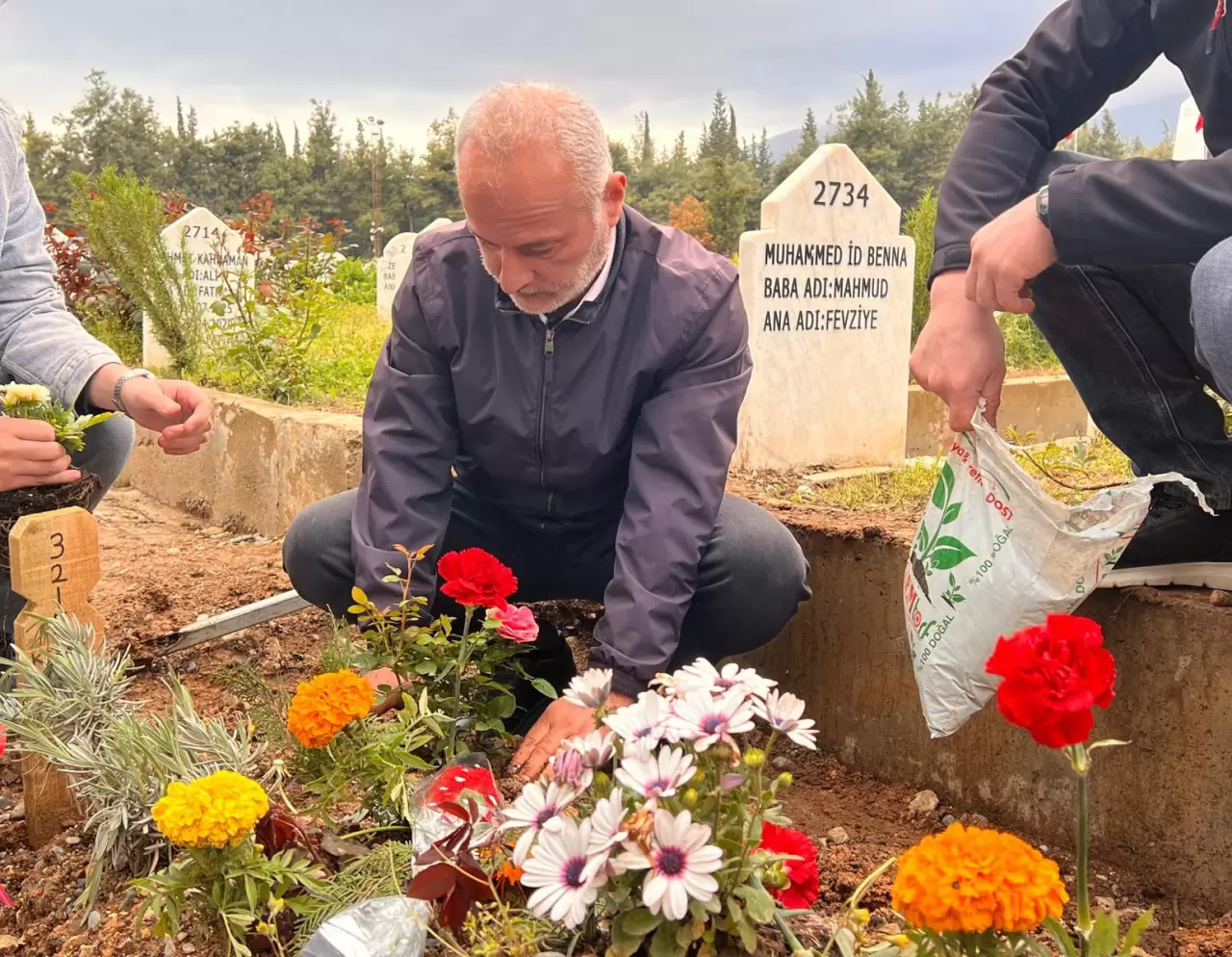 Kahramanmaraş Şeyh Adil Mezarlığı'nda hüzünlü ziyaret: Okul saldırısı kurbanı Kerem Erdem Güngör dualarla anıldı 4