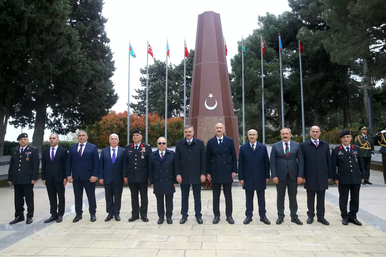 Bakan Çiftçi Bakü’de anıt mezarları ziyaret etti 8