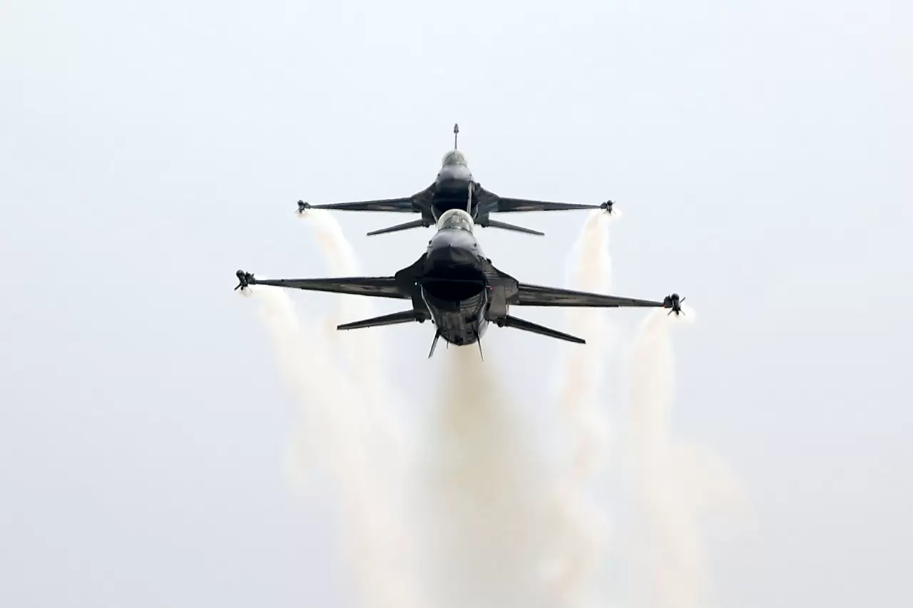 SOLOTÜRK’ten tarihi uçuş: İki uçakla 15. yıl kutlaması nefes kesti 3