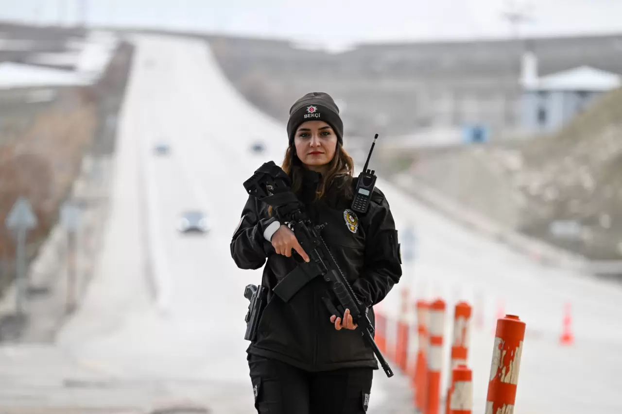 Mesleğini gören inanmıyor! Van'da tek: Şehit kızı babasından izinden gitti 4