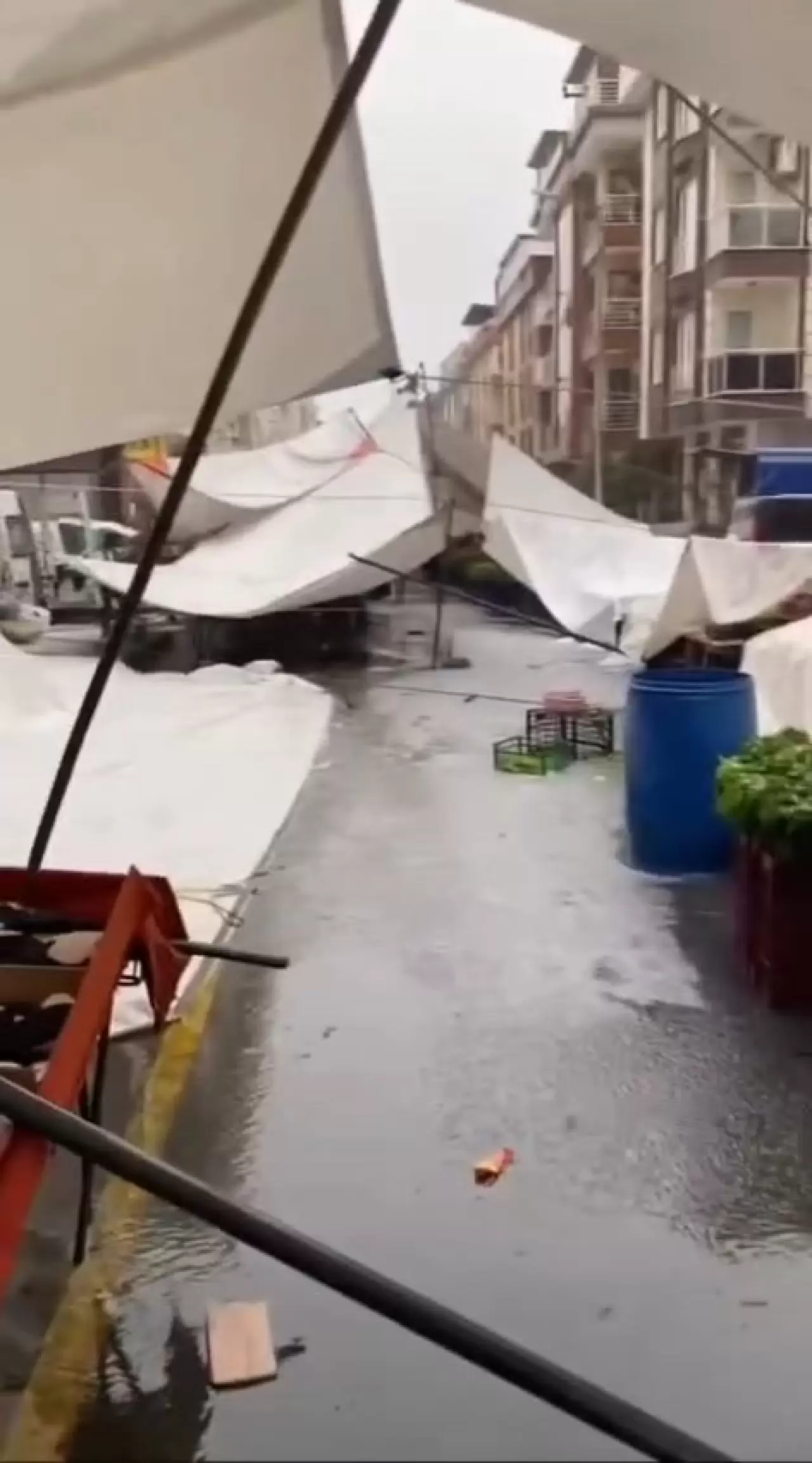 İstanbul'u şiddetli dolu vurdu! Trafik durma noktasına geldi 4