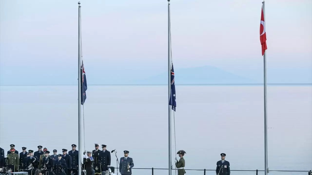 Gelibolu’da duygu dolu şafak! Anzakların 111 yıllık vefası 6