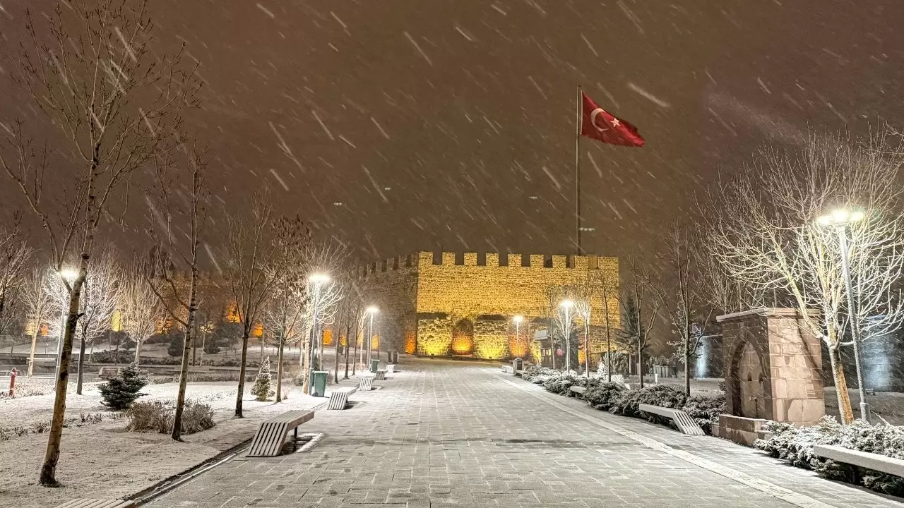 Erzurum’da nisan ortasında kış manzarası 8