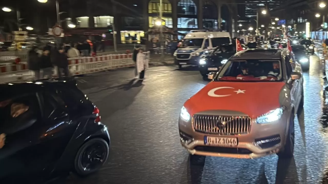 Türk ve Boşnak taraftarlar Kurfürstendamm’da buluştu! 4