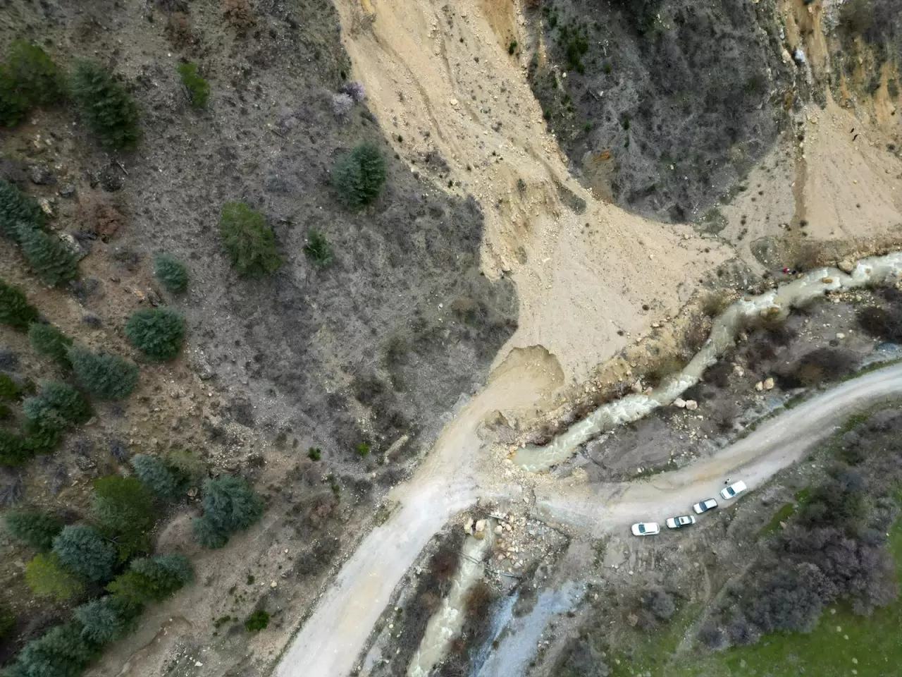Afyonkarahisar'da korkutan görüntü: Dağlar resmen baraja aktı 4