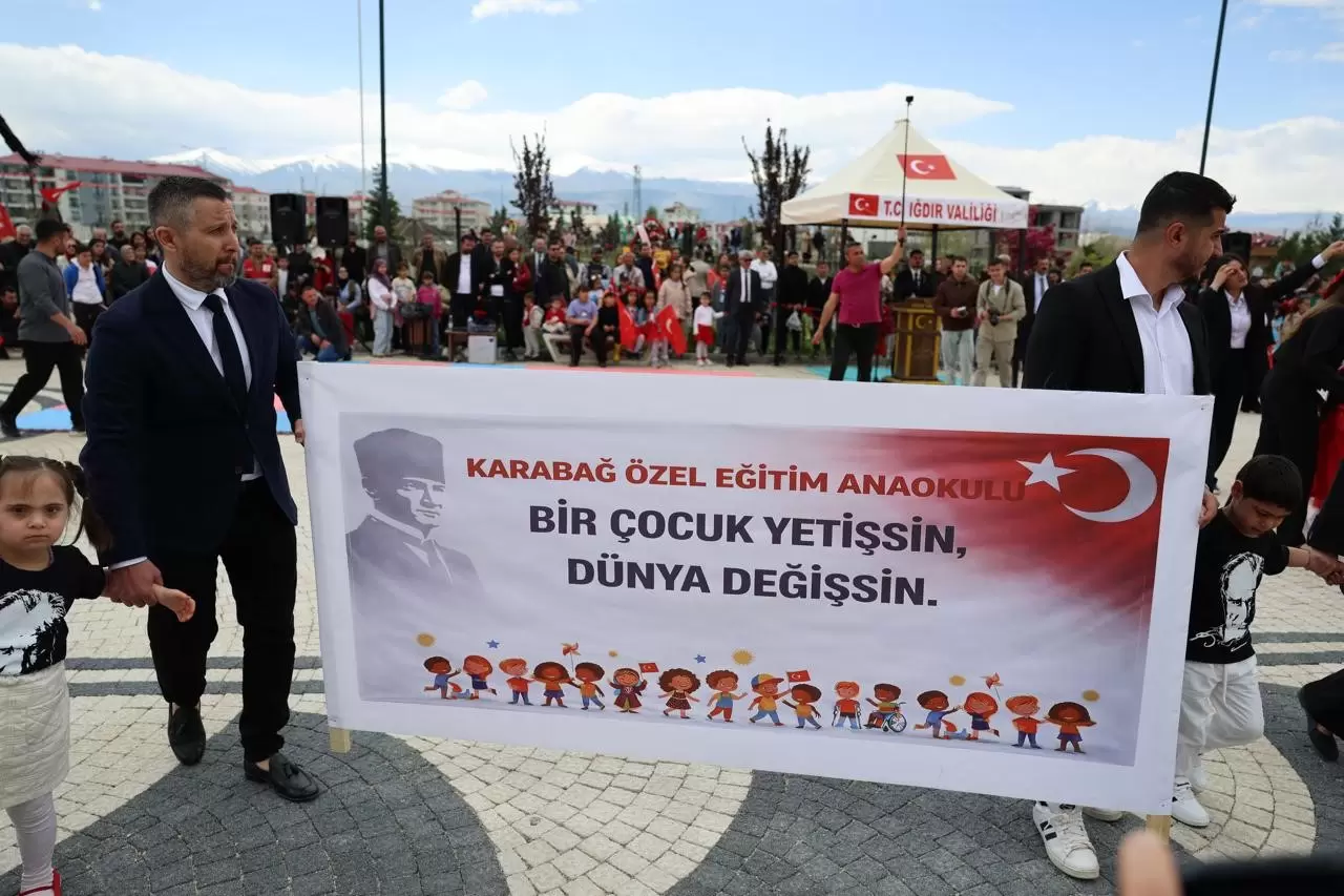 Iğdır’da 106. yıl coşkusu! 100. Yıl Kütüphanesi önünde görkemli tören 1