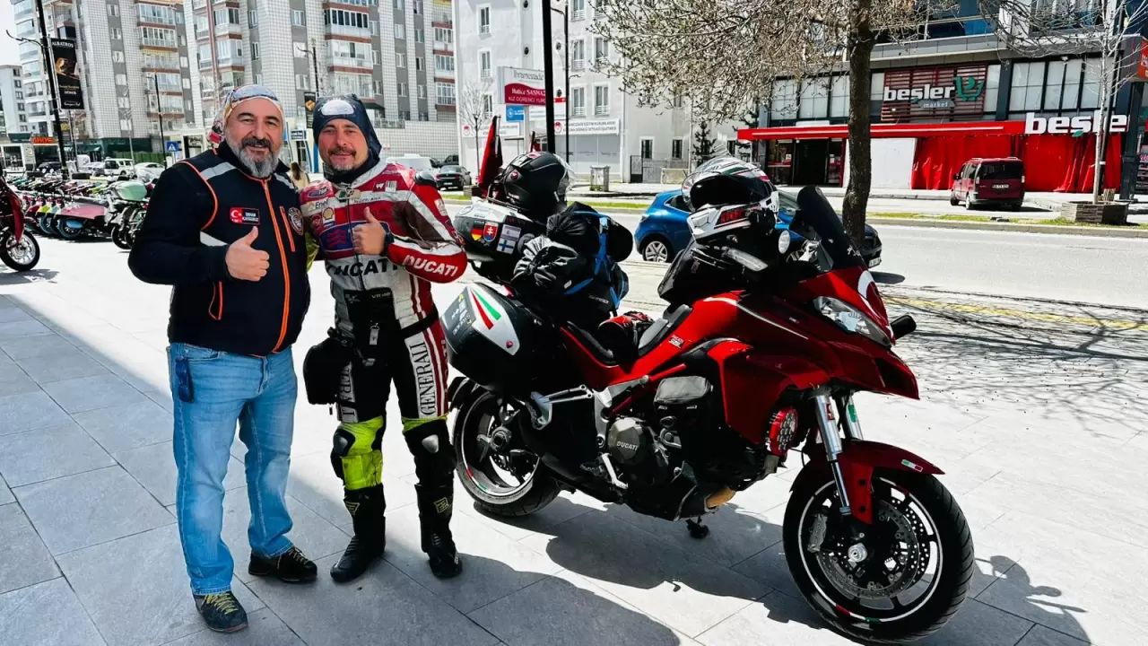 8 motosikletli binlerce kilometre kat edip umreye gitti 6
