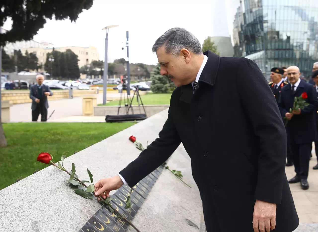 Bakan Çiftçi Bakü’de anıt mezarları ziyaret etti 6