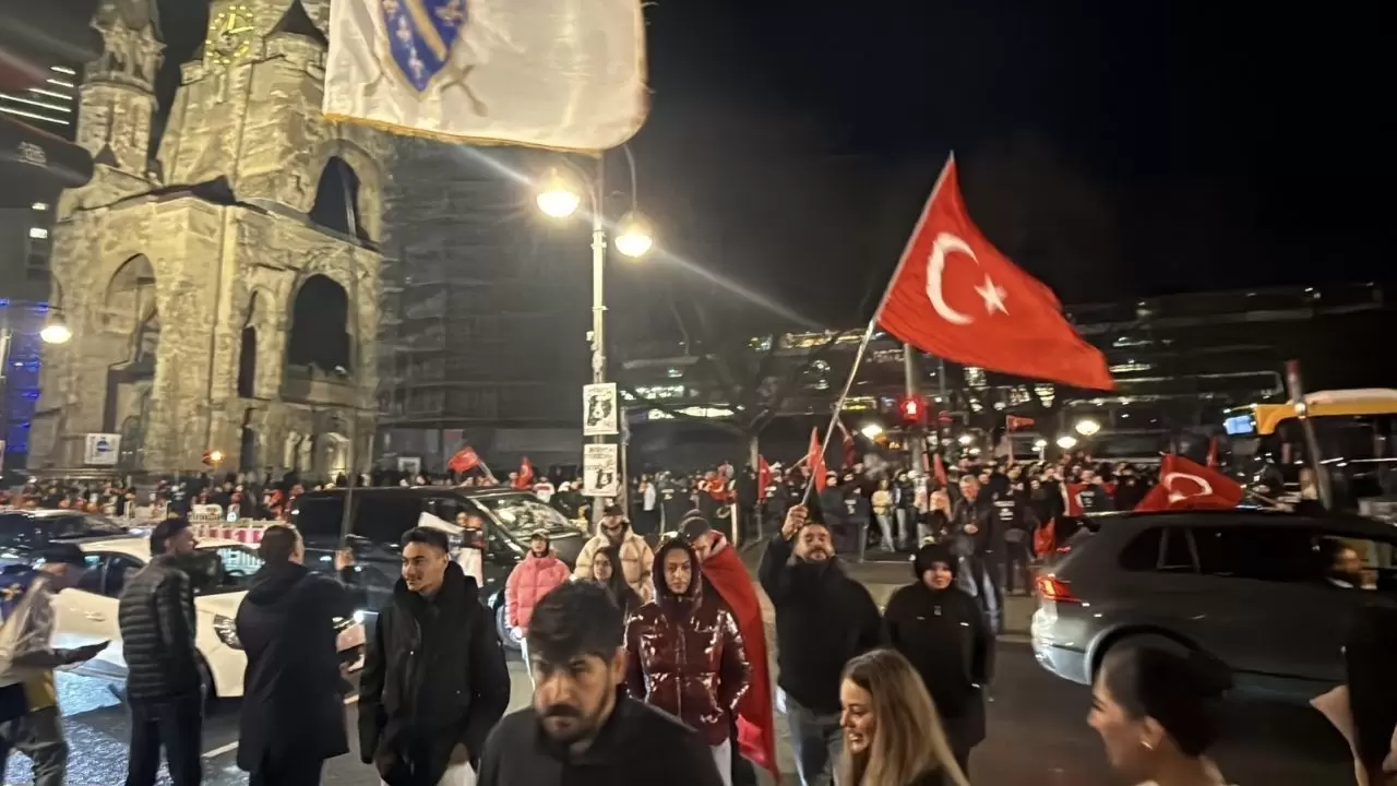 Türk ve Boşnak taraftarlar Kurfürstendamm’da buluştu! 6