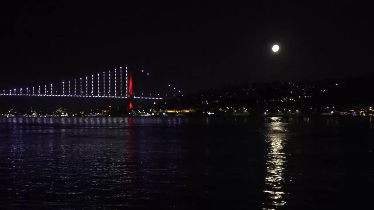 İstanbul'da büyüleyen gece! Dolunay ve yakamoz Boğaz’ı aydınlattı 5