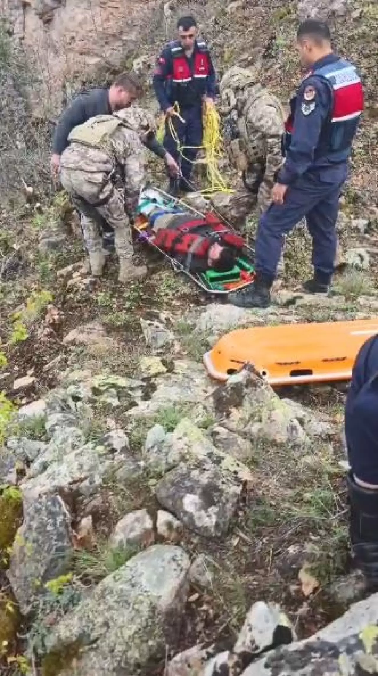 Artvin yaylasında nefes kesen kurtarma: Bacağı kırılan vatandaş için helikopter havalandı 2