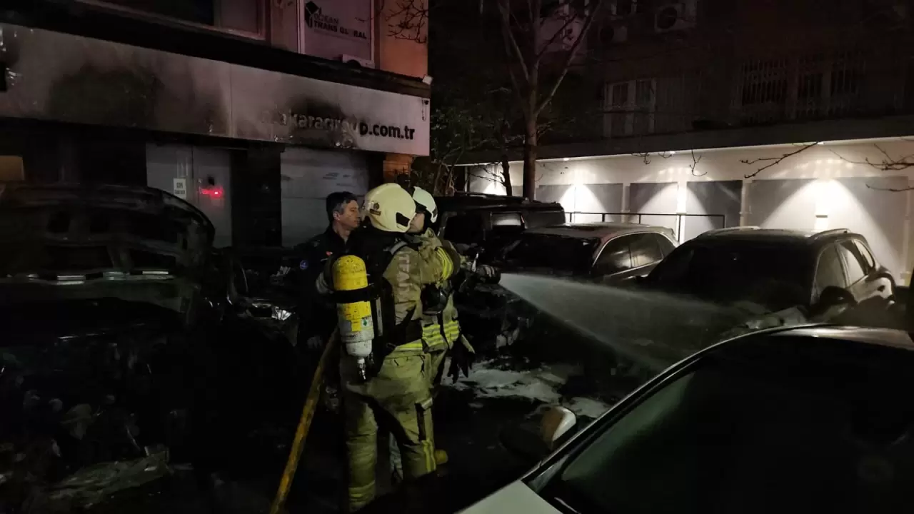 Beşiktaş’ta bir oto galeride çıkan yangın 15 araca sıçradı 5