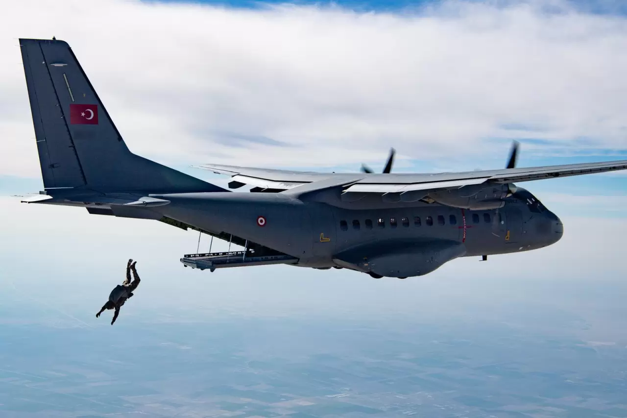 Konya'da gururlandıran anlar! MSB paraşüt atlayışından kareleri paylaştı 1