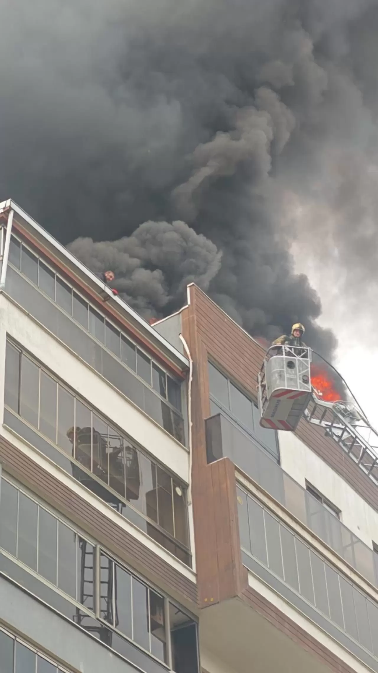 Bursa'da 8 katlı sitede can pazarı! Yangında mahsur kalan vatandaş böyle kurtarıldı 1