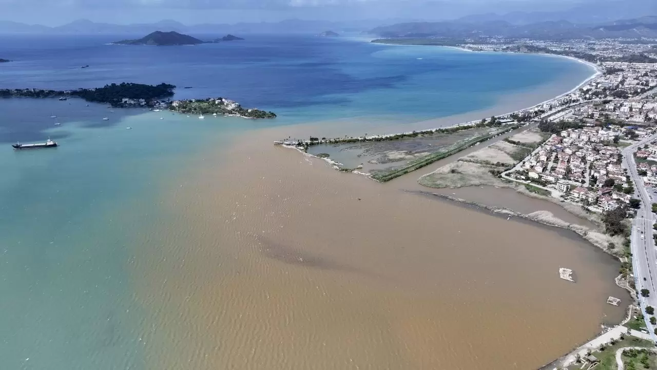 Yağış sonrası deniz kahverengi ve turkuaza büründü 6