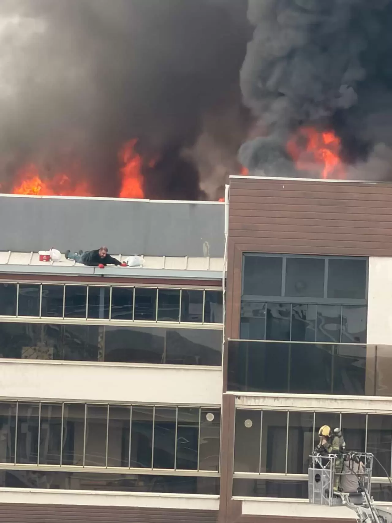 Bursa'da 8 katlı sitede can pazarı! Yangında mahsur kalan vatandaş böyle kurtarıldı 6