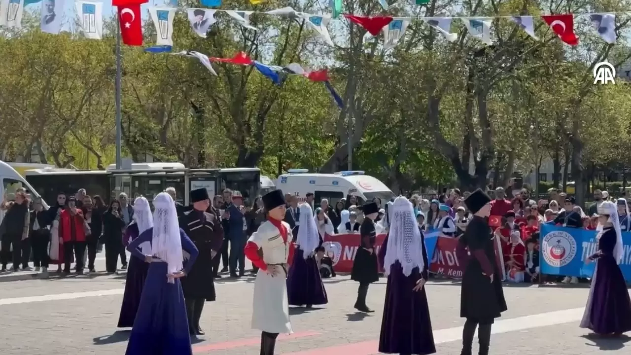 İstanbul’da Türk Dünyası rüzgarı! 14 farklı bölgeden 250 çocuk Kadıköy’ü renklendirdi 1