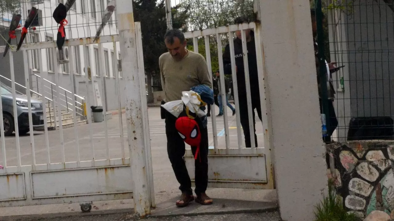 Katliamın tanığı çocukların okulda kalan eşyaları ailelerine teslim edildi 1