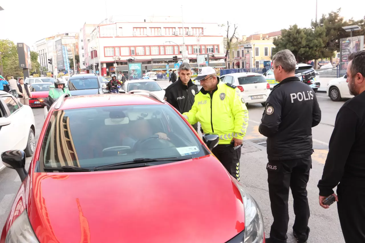 Samsun’da korsan taksi denetiminde film gibi anlar! Engelli sürücü aracı vermemek için polisi saatlerce uğraştırdı! 5